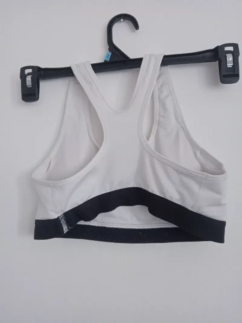 Top deportivo Nike blanco y negro - 2