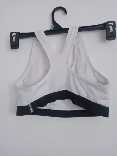 Top deportivo Nike blanco y negro - miniatura 2