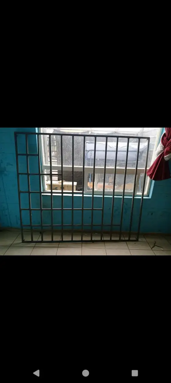 Reja de seguridad metálica para ventana - 1