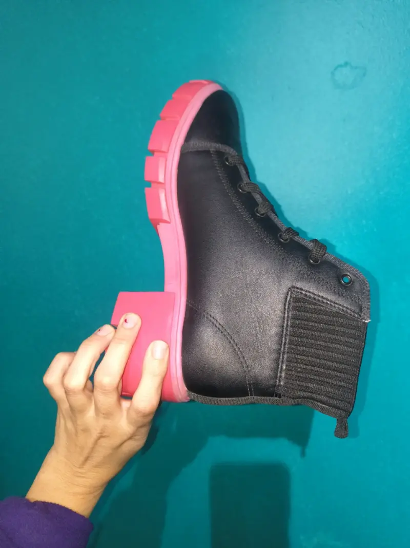 Botines negros con suela rosa Moleca - 2
