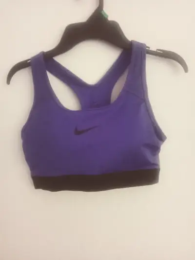 Top deportivo Nike morado para mujer - miniatura 1