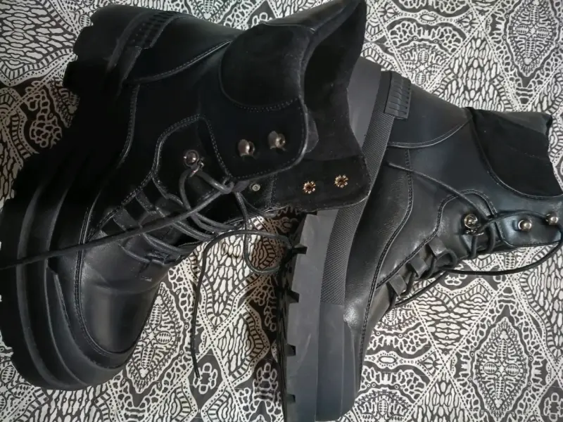 Botas negras con cordones - 1