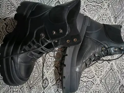 Botas negras  con cordones - miniatura 1