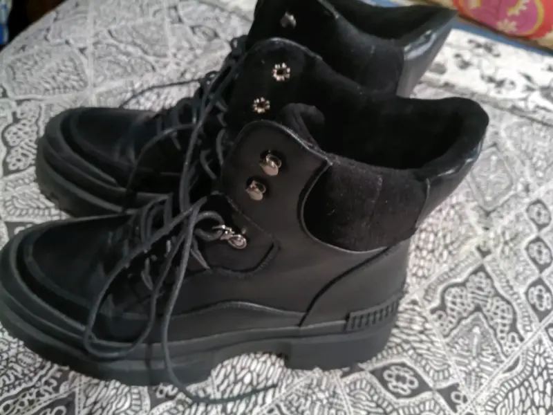 Botas negras con cordones - 2