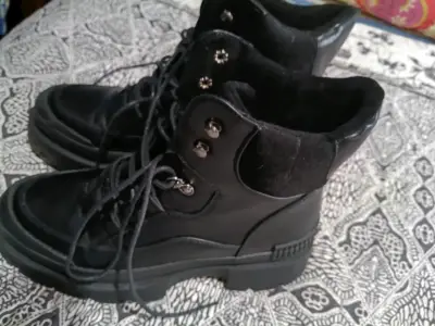Botas negras  con cordones - miniatura 2