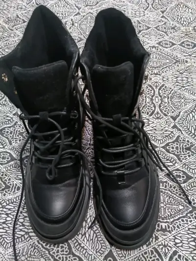 Botas negras  con cordones - miniatura 3