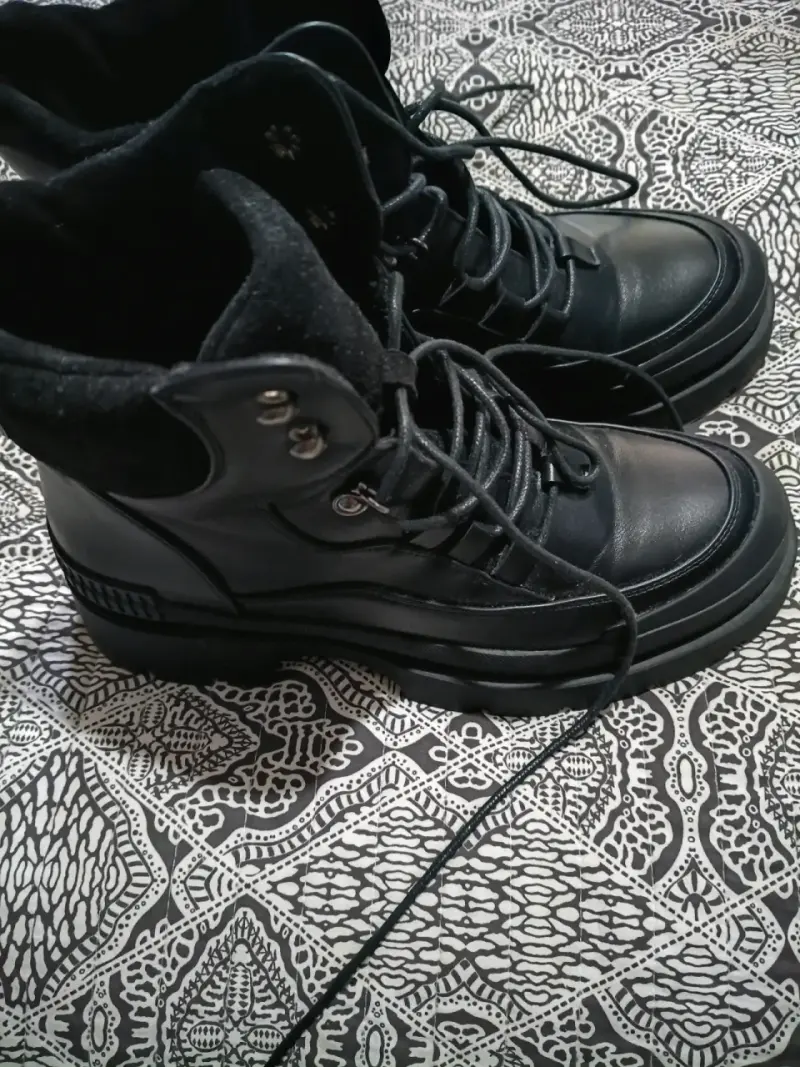 Botas negras con cordones - 4