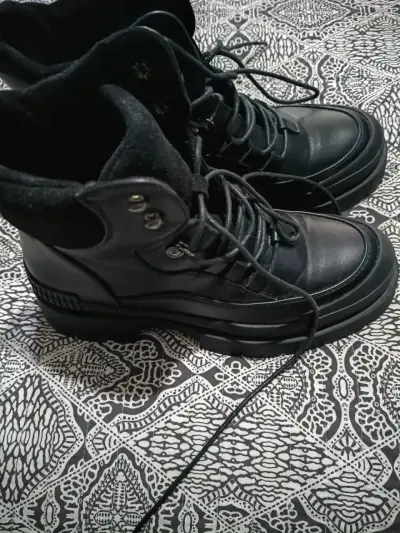 Botas negras  con cordones - miniatura 4