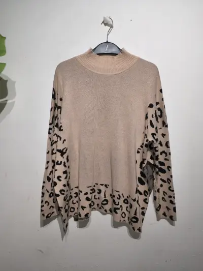 Suéter beige con estampado animal print - miniatura 2