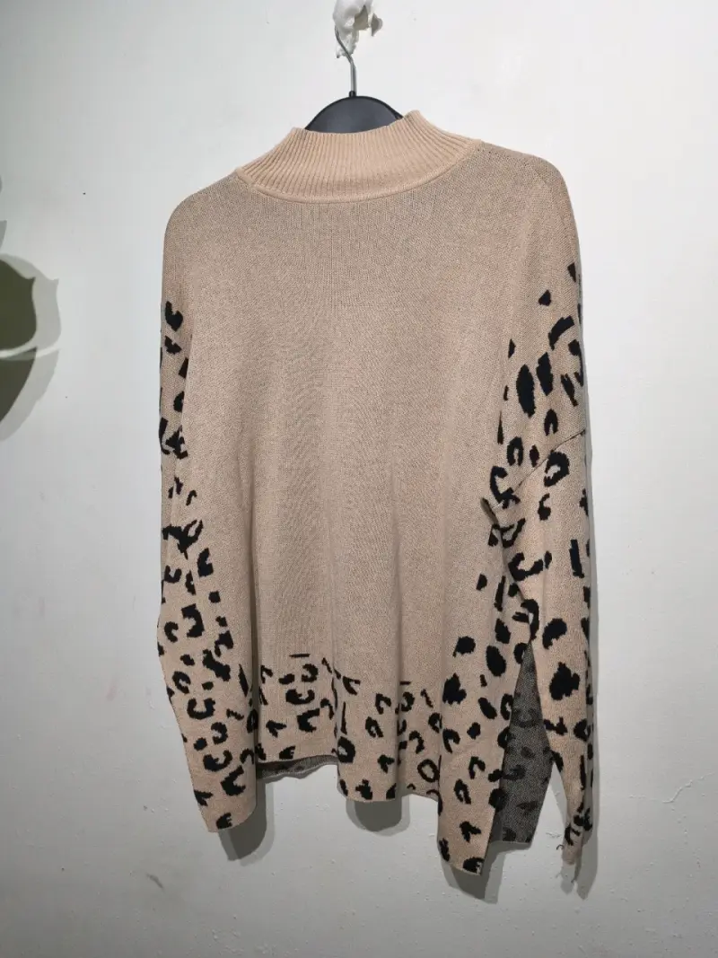 Suéter beige con estampado animal print - 3