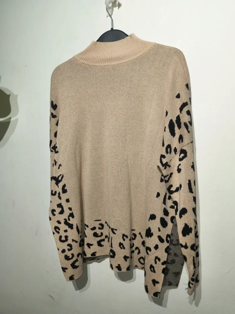 Suéter beige con estampado animal print - 4