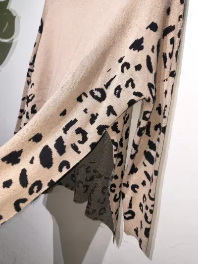 Suéter beige con estampado animal print - miniatura 5
