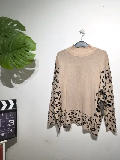 Suéter beige con estampado animal print - miniatura 6
