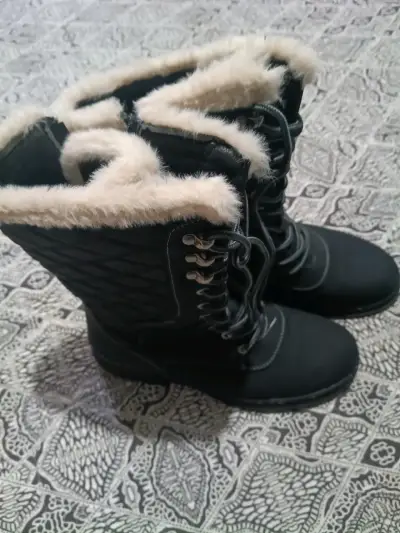 Botas negras con forro de lana - miniatura 1