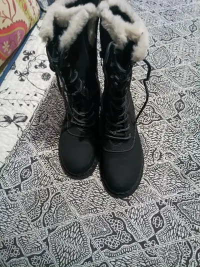 Botas negras con forro de lana - miniatura 2