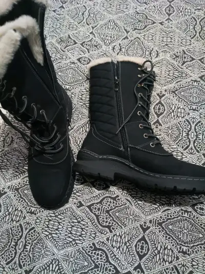 Botas negras con forro de lana - miniatura 3