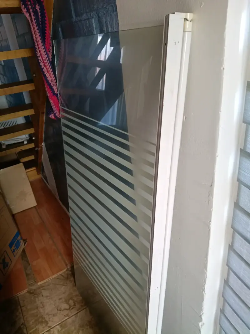 Mampara de vidrio para ducha con diseño - 1