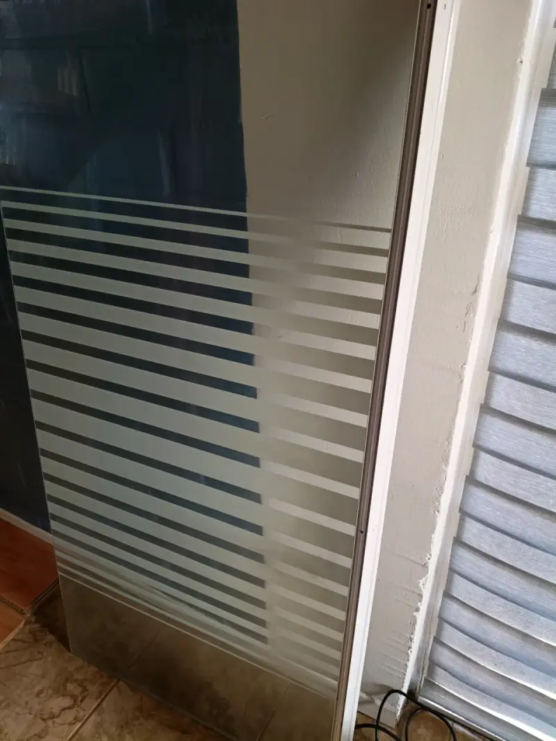 Mampara de vidrio para ducha con diseño - 2