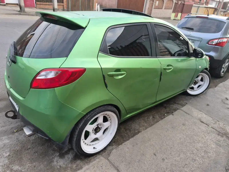 Auto compacto verde en buen estado - 1
