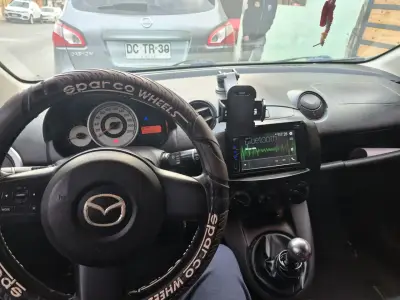 Auto compacto verde en buen estado - miniatura 2