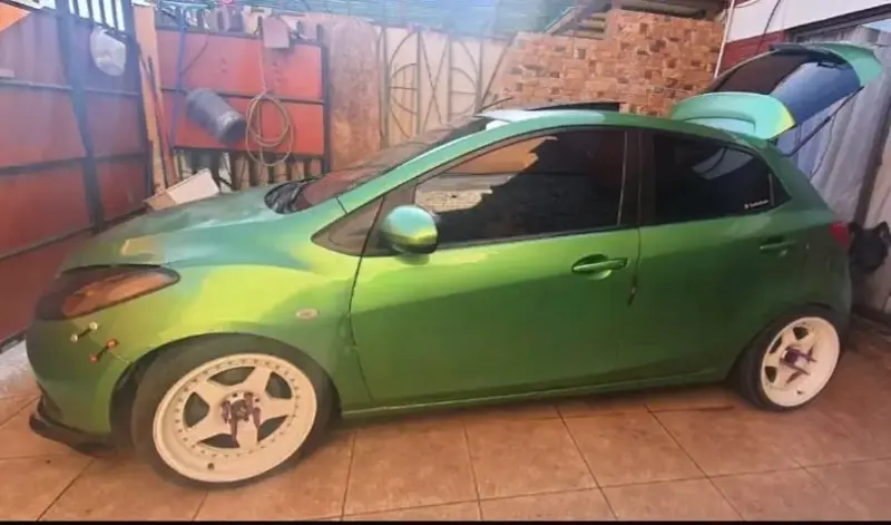 Auto compacto verde en buen estado - 3