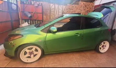 Auto compacto verde en buen estado - miniatura 3