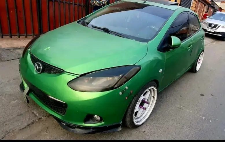 Auto compacto verde en buen estado - 4