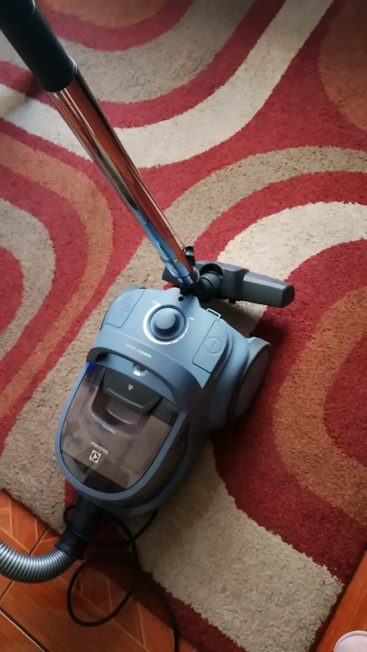 Aspiradora Electrolux sin bolsa azul - 1