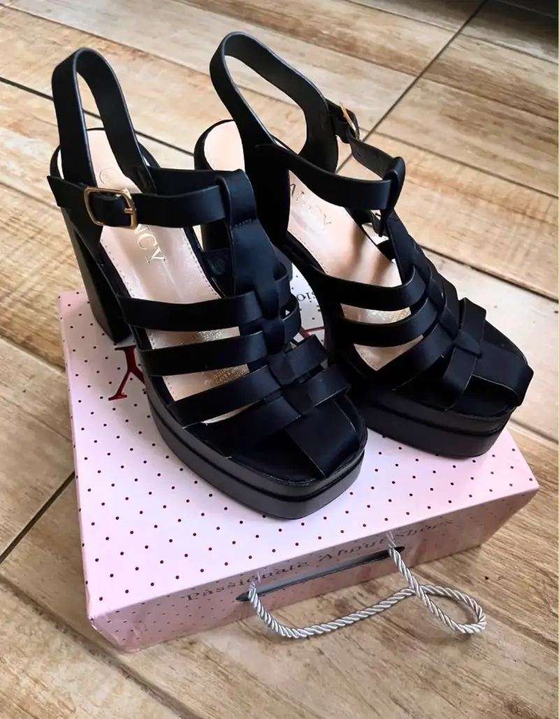 Sandalias negras de plataforma con hebilla