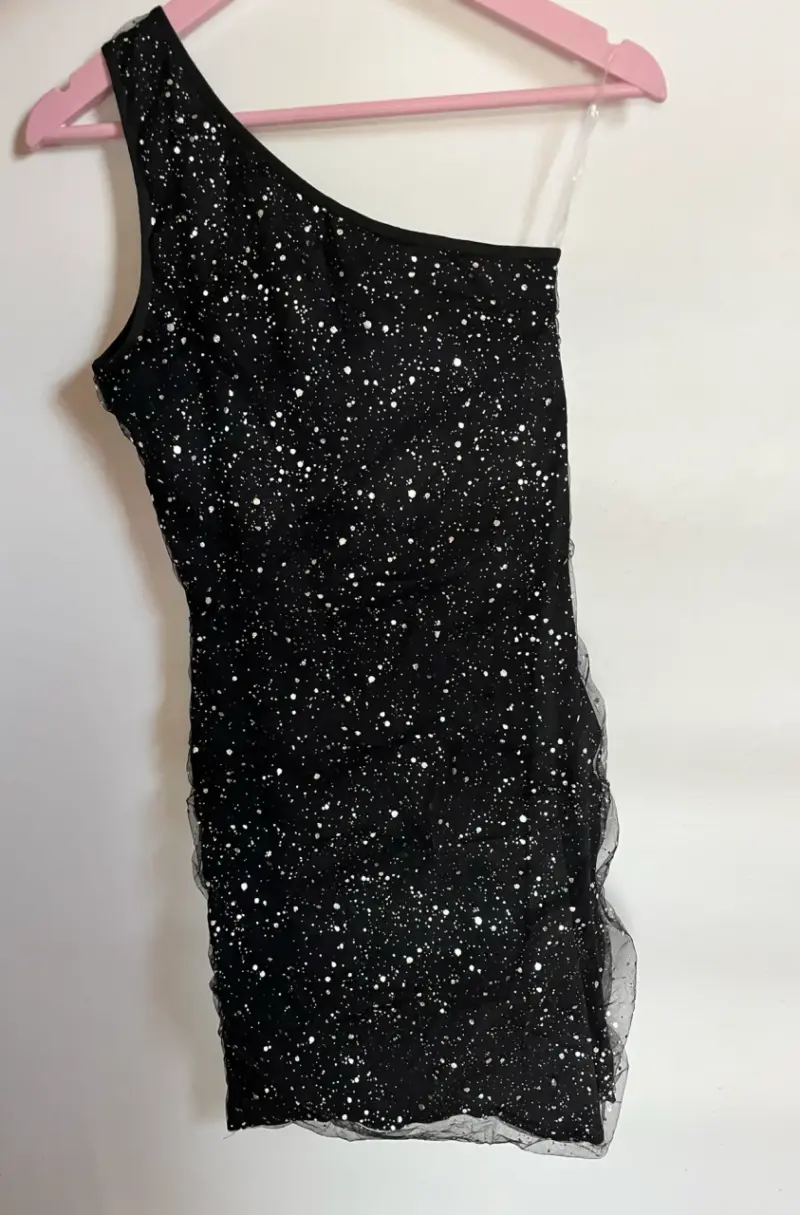 Vestido negro de un solo hombro