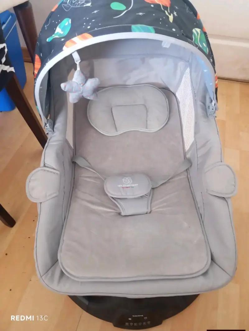 Silla mecedora para bebé gris con estampado