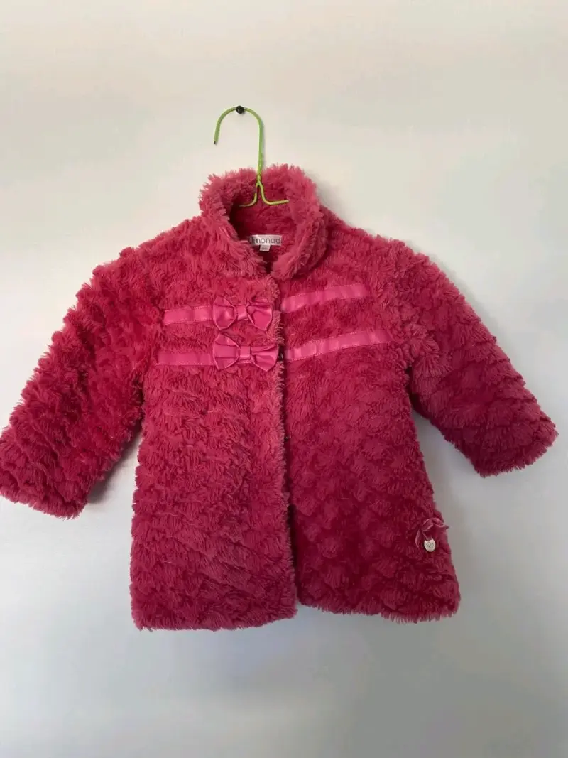 Abrigo infantil peludo color fucsia con lazos - 1