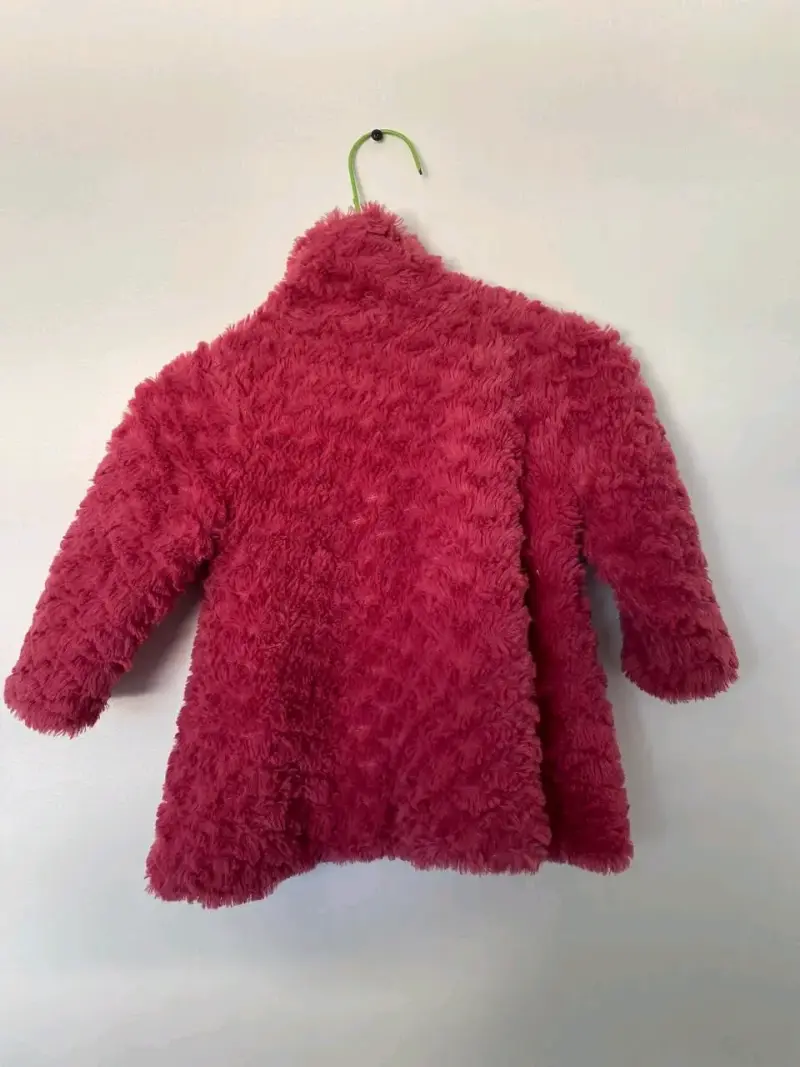Abrigo infantil peludo color fucsia con lazos - 2
