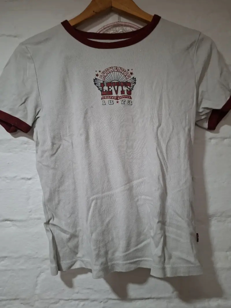 Polera Levi's blanca con detalles rojos