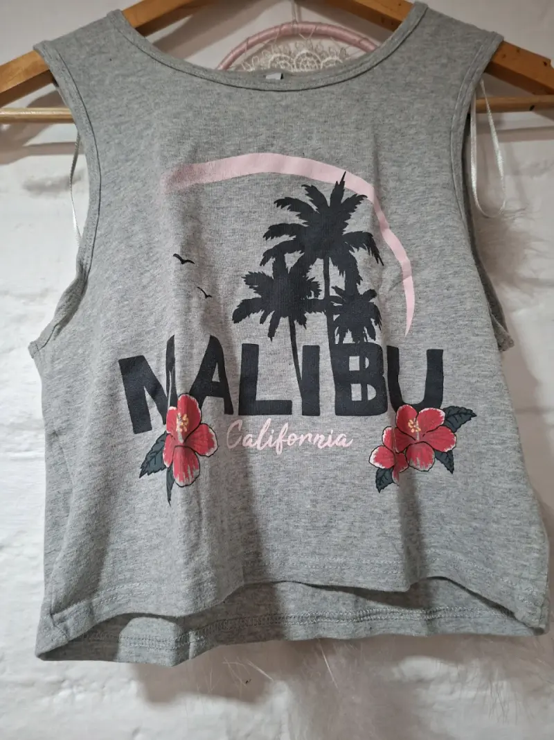 Polera sin mangas gris con estampado Malibu