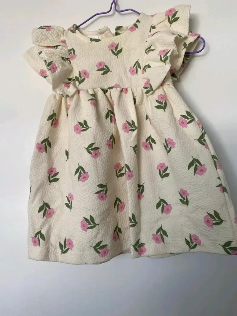 Vestido infantil con flores rosadas - 1