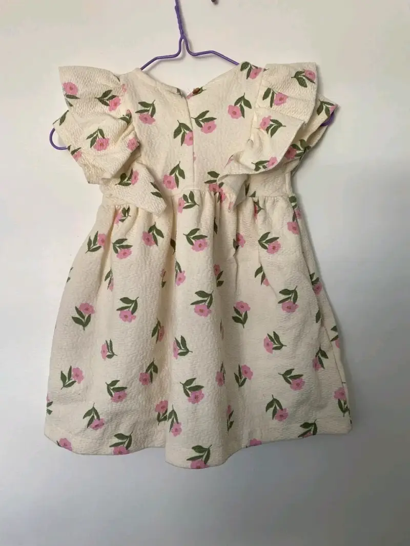 Vestido infantil con flores rosadas - 2