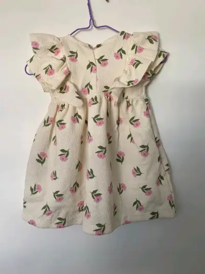Vestido infantil con flores rosadas - miniatura 2