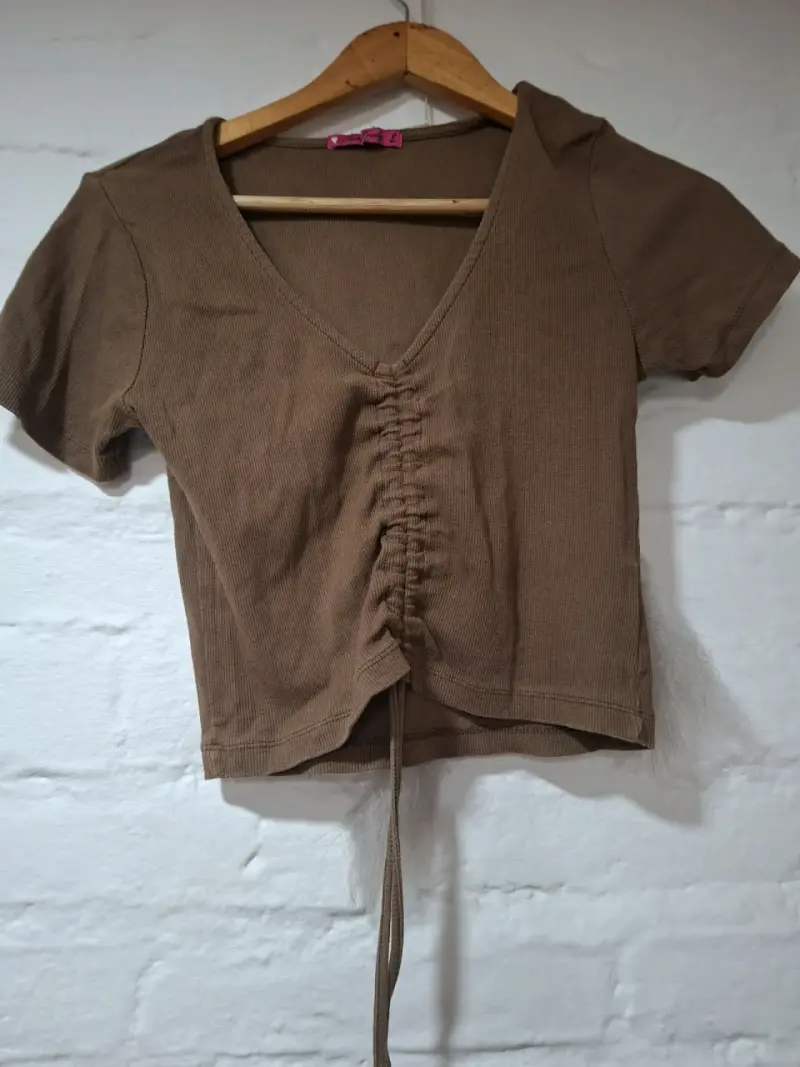 Polera marrón con fruncido delantero