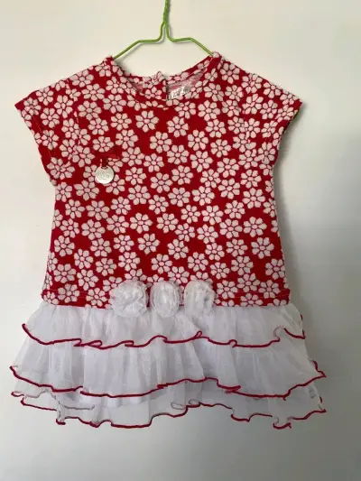 Vestido infantil rojo con flores y volantes - miniatura 1