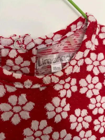 Vestido infantil rojo con flores y volantes - miniatura 3