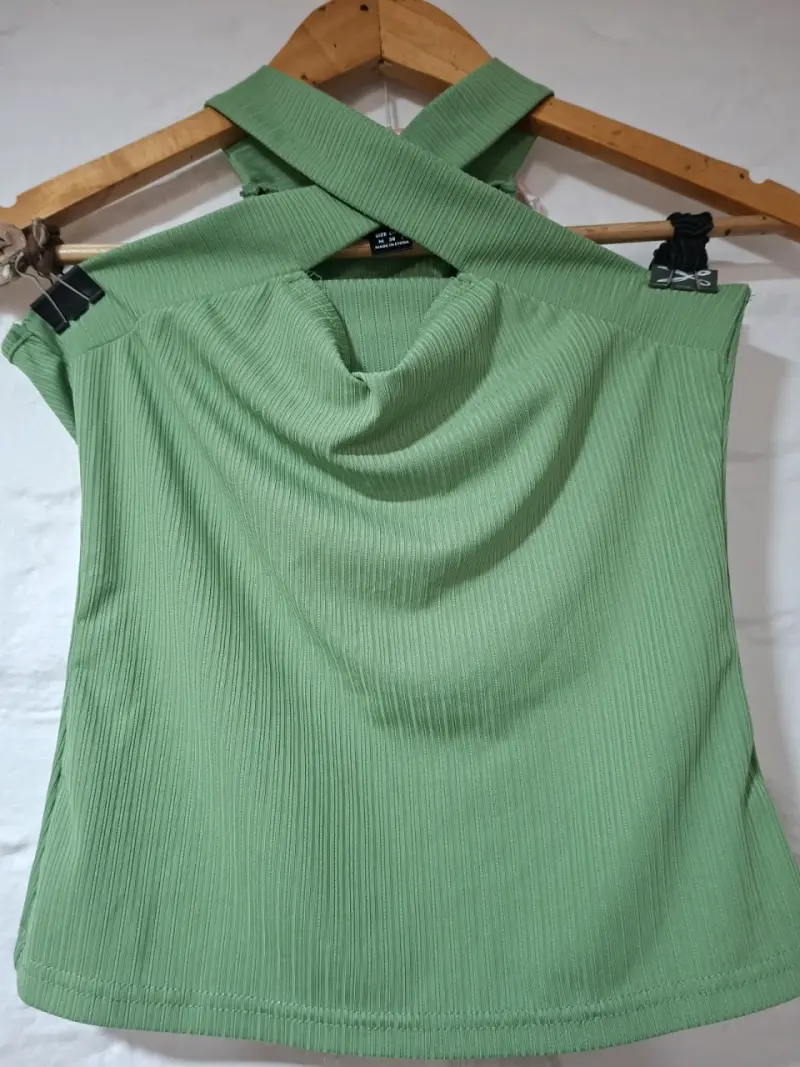 Top verde con tirantes cruzados