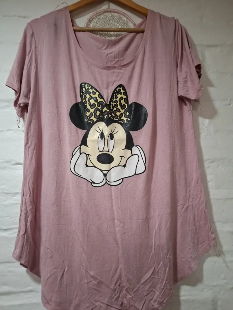 Polera rosada con diseño de personaje animado