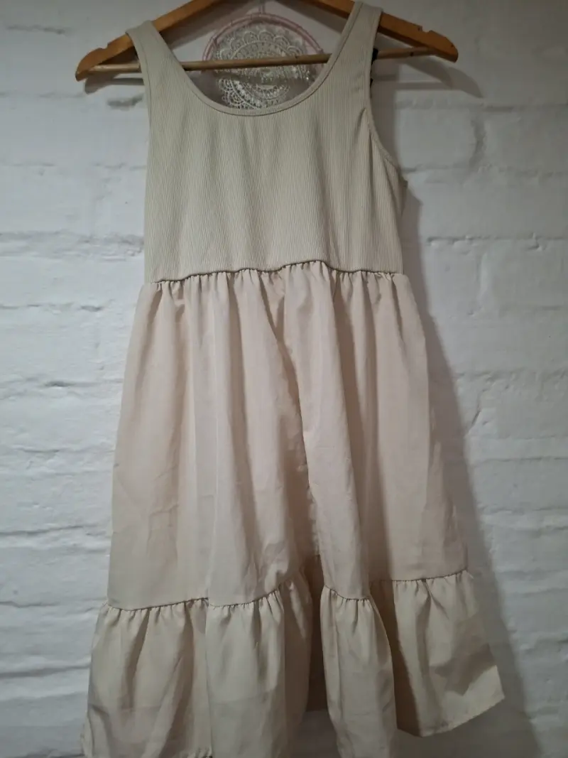 Vestido beige sin mangas casual