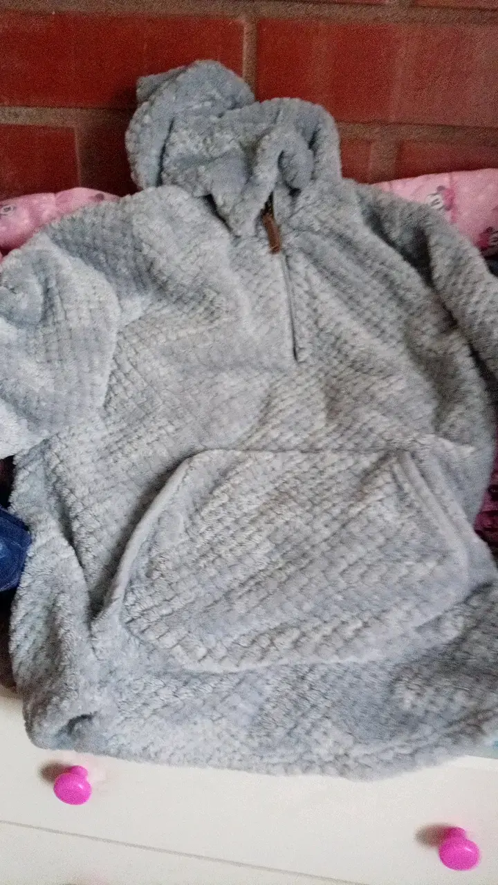 Polerón de lana gris con capucha