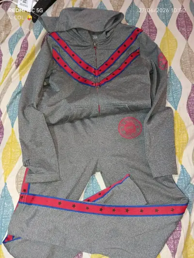 Conjunto deportivo gris con capucha y detalles rojos - miniatura 1