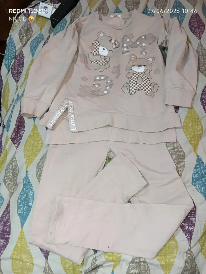 Conjunto deportivo gris con capucha y detalles rojos - 2