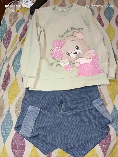 Conjunto deportivo gris con capucha y detalles rojos - miniatura 4