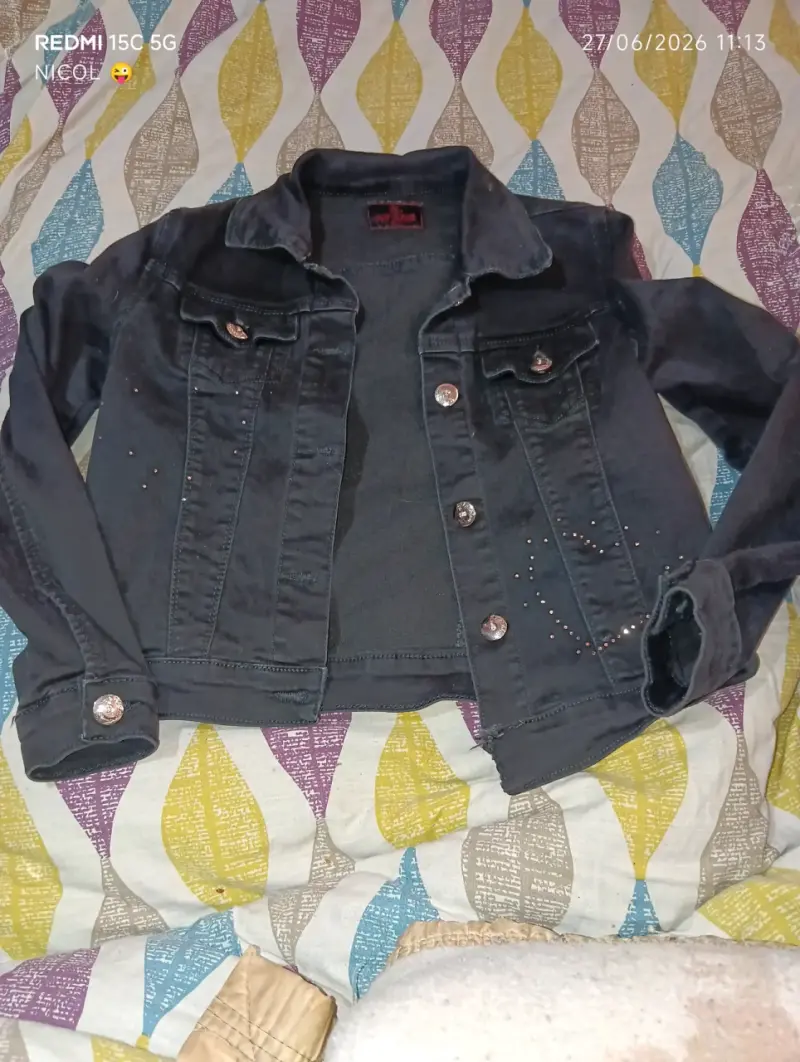 Conjunto deportivo gris con capucha y detalles rojos - 6