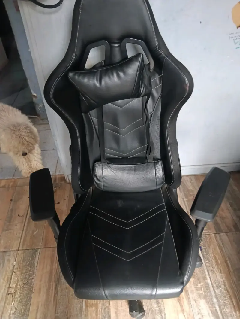 Silla gamer ergonómica negra con cojín lumbar - 1